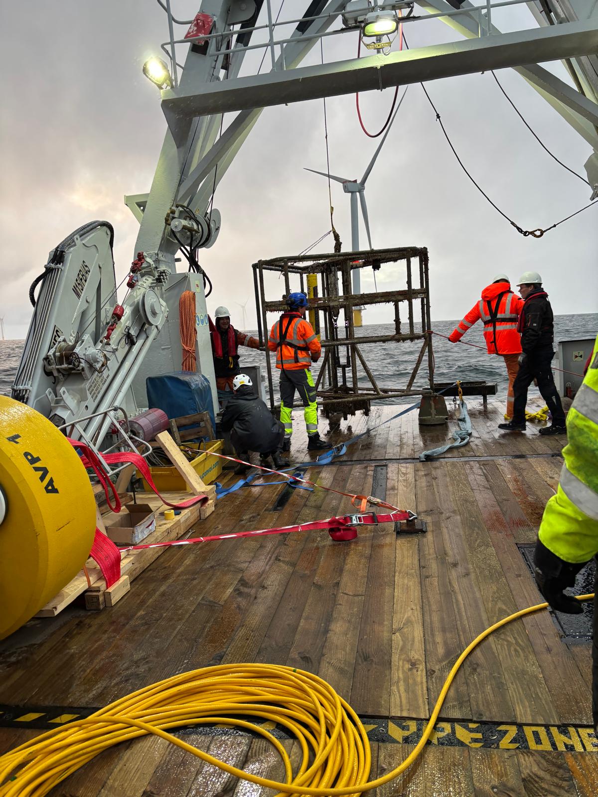 Cable pulling header