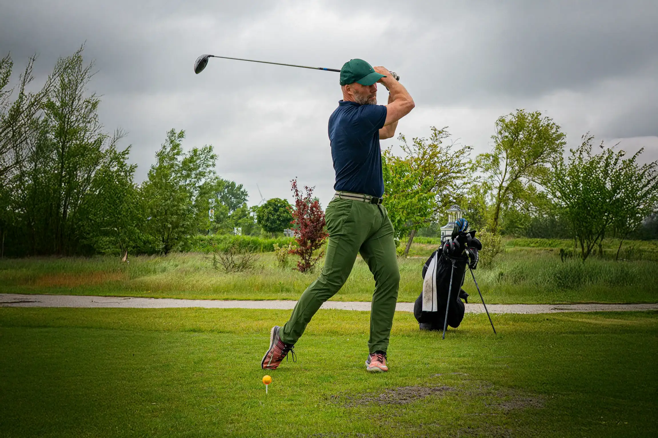 Mark aan het golfen