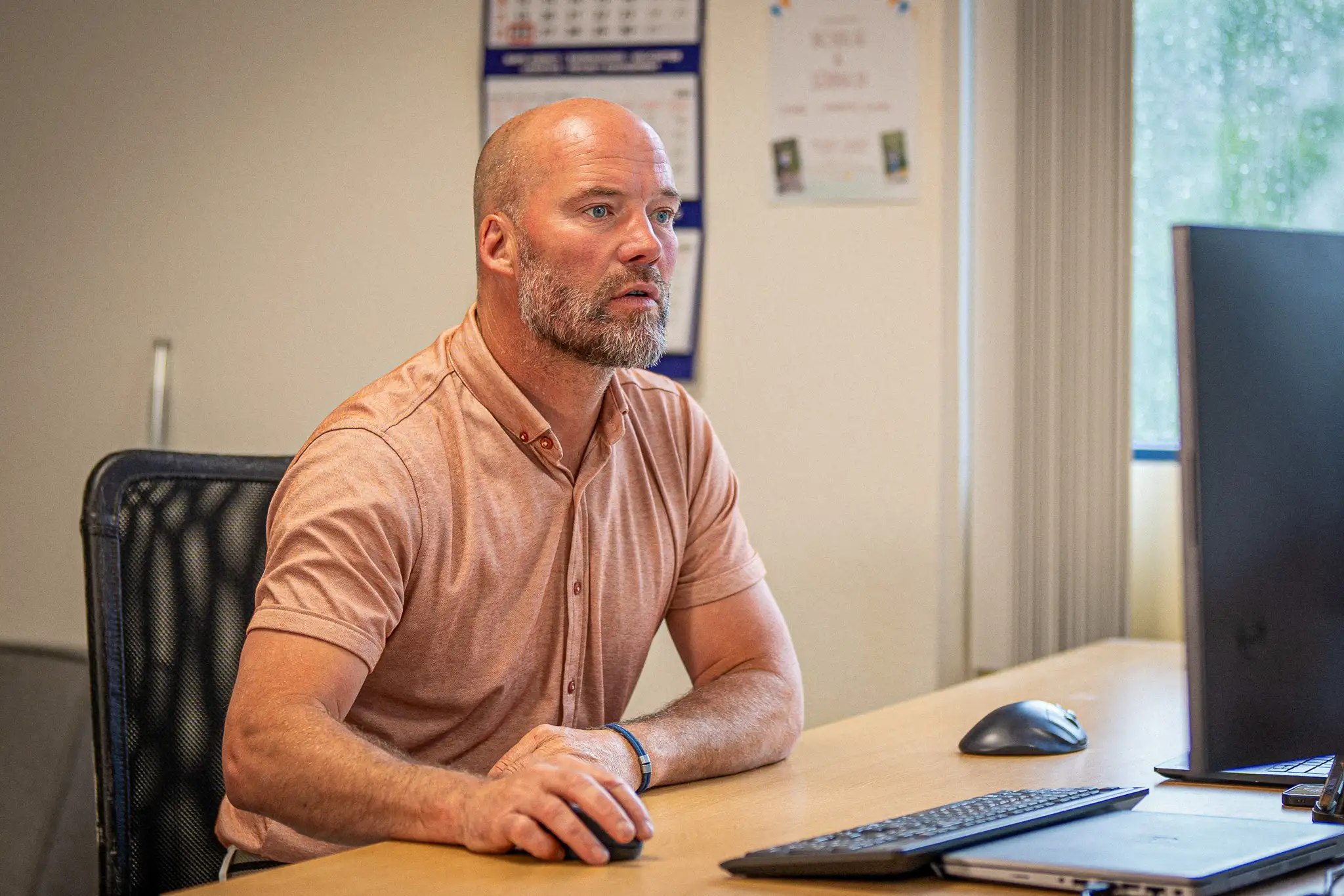 Mark achter de laptop
