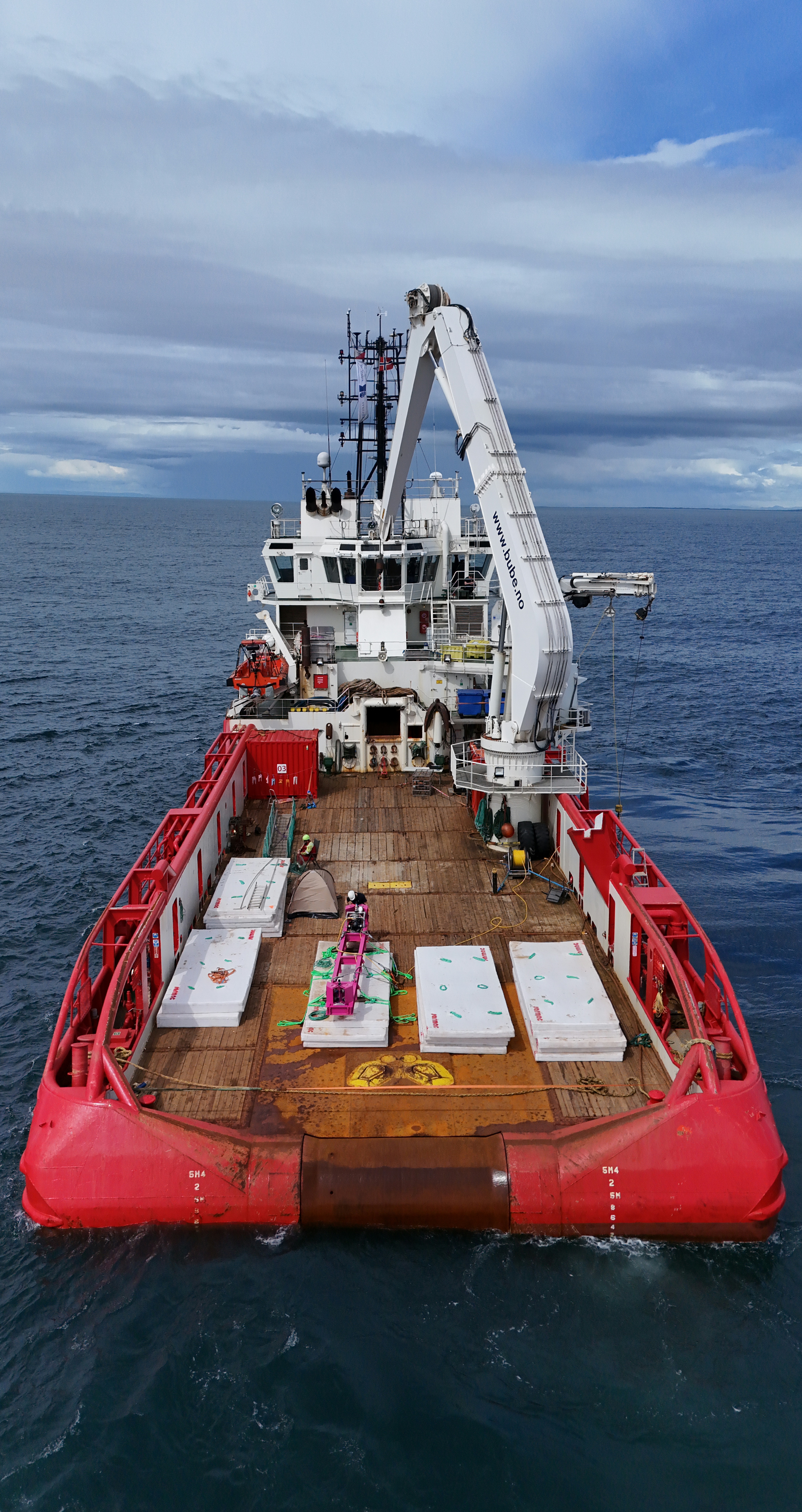 Mark achter de laptop